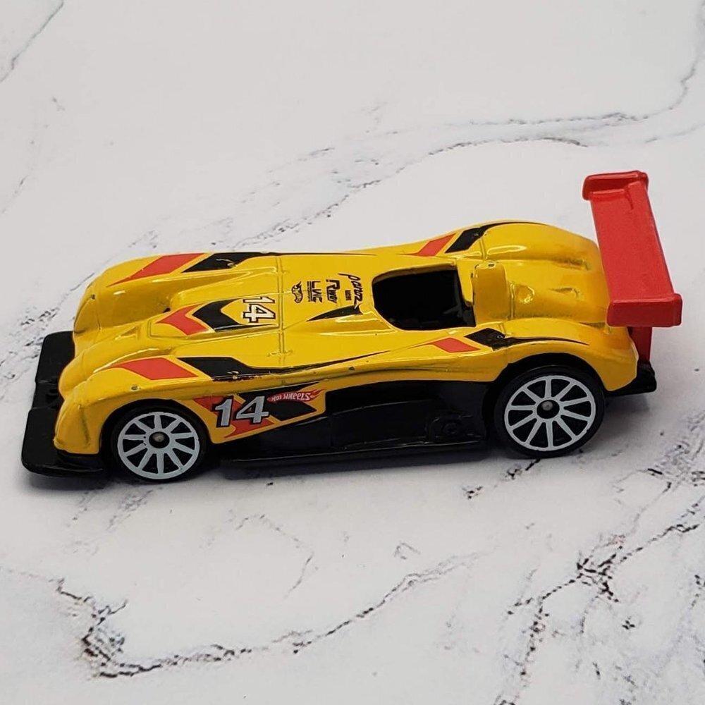 2010 Panoz LMP-1 Roadster S Hot Wheels Diecast Car Yellow Black